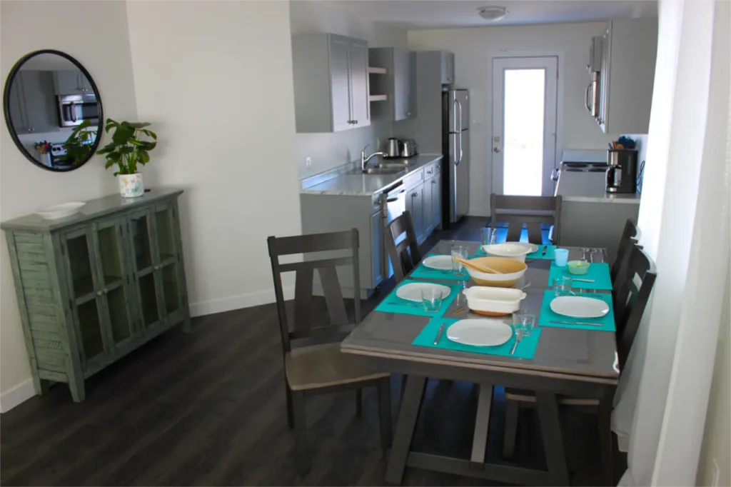 The kitchen and dining area at Eileen's Place